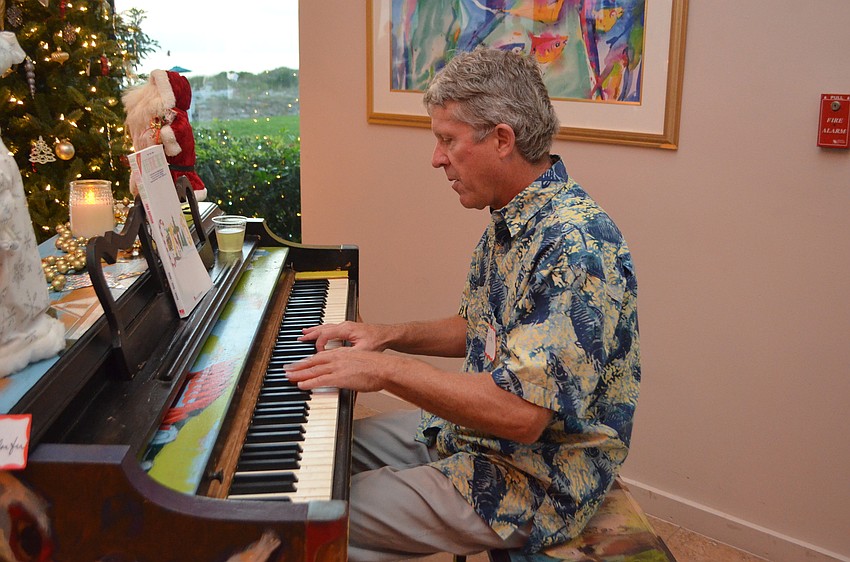 Pianist Richard Ridenour played classic holiday tunes as guests mingled.