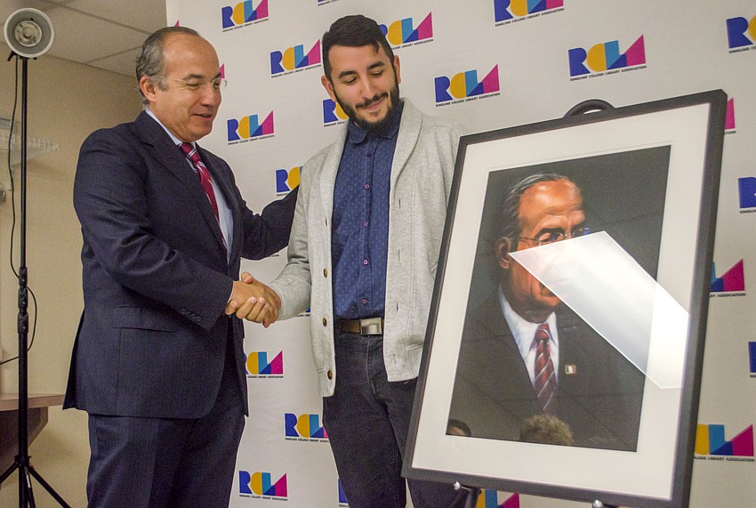 Former Mexican President Felipe Calderon thanks Ringling student Nahman L'    Hrar for his portrait.