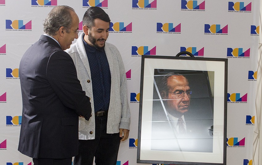 Former Mexican President Felipe Calderon thanks Ringling student Nahman L'    Hrar for his portrait.