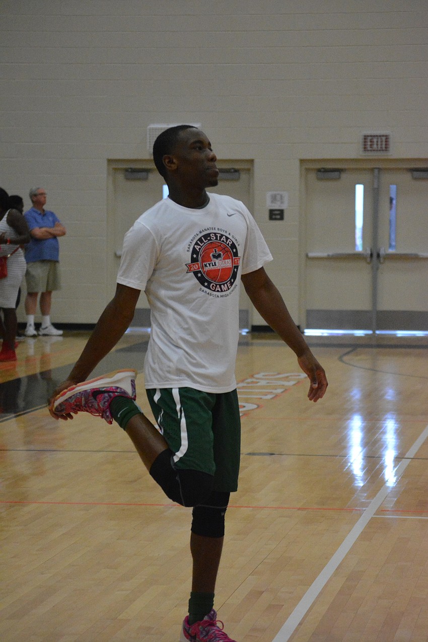 Lakewood Ranch'  s Devin Twenty stretches before the boys game.