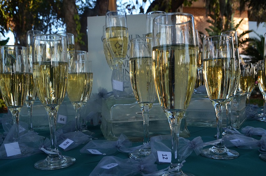 During cocktail hour, guests could buy glasses of champagne as part of “Glitz in a Glass.” One lucky winner had a one-carat diamond attached to the glass, while the others had cubic zirconium in their bags.