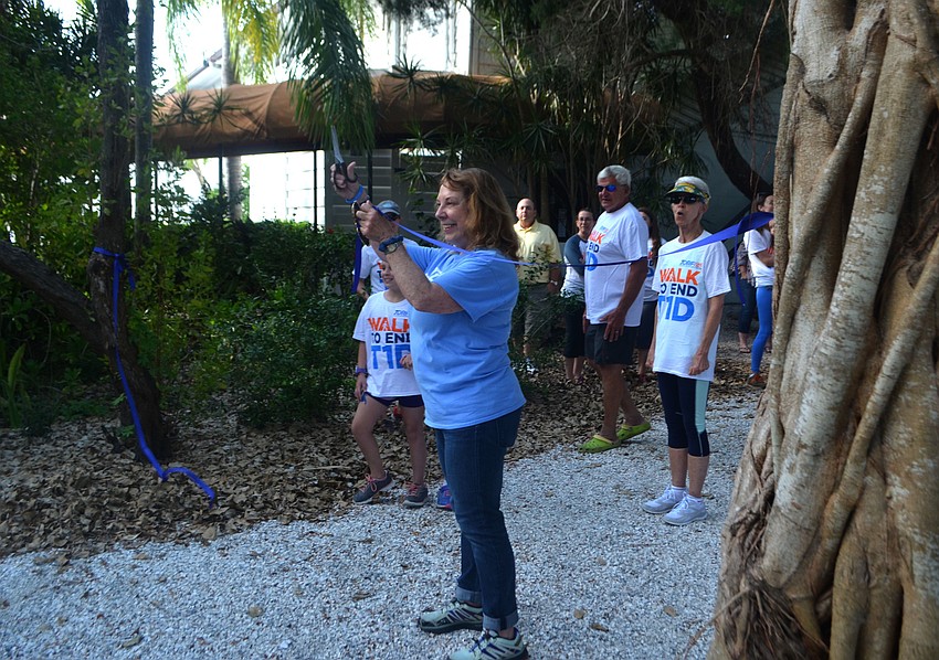 D’Arcy Arpke cuts the ribbon to signal the start of the JDRF walk.
