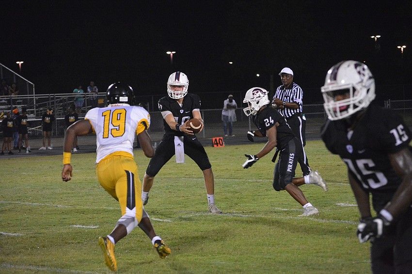 Bryan Gagg looks off a defender while handing the ball to Camaron White.
