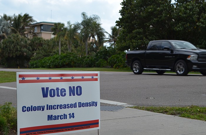 The town is considering new rules on temporary signs, but, heeding a Supreme Court ruling on sign regulations, is avoiding the issue of the sign'   s content.