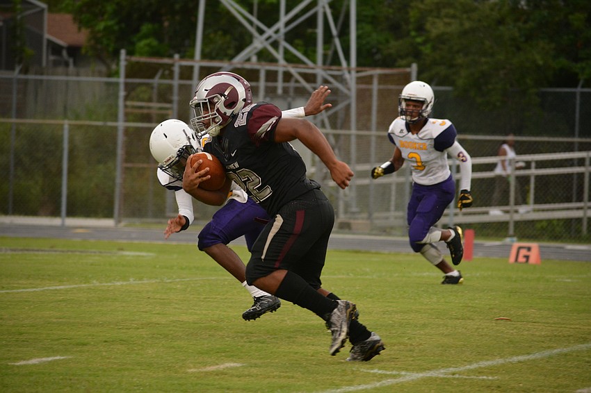 Riverview running back Ali Boyce breaks through the Booker defense.
