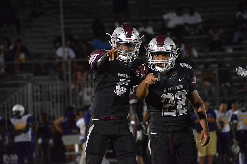 Arthur Brantley and Ali Boyce pose before starting the second quarter.