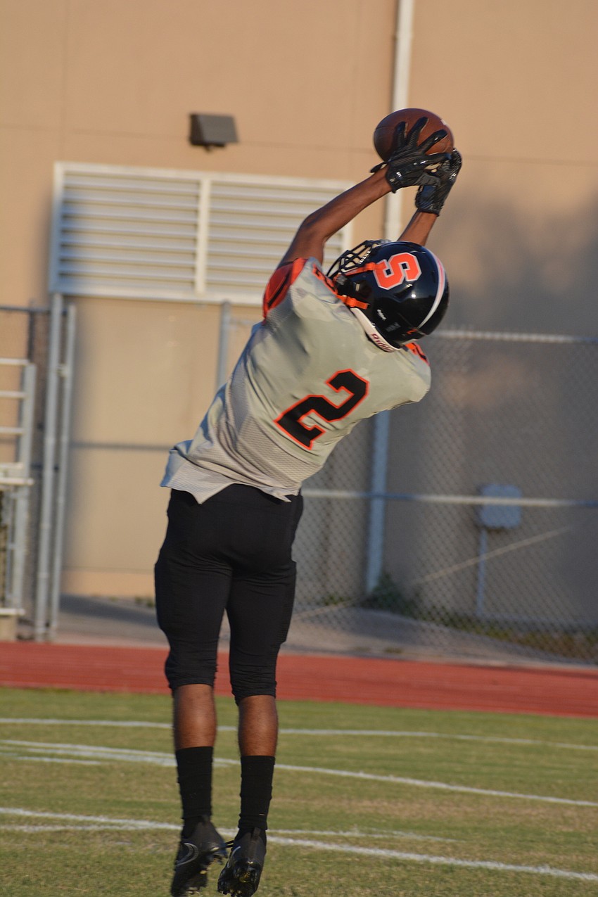 Sarasota's Tommie Battie IV fields a punt on a bounce.