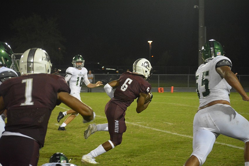 Junior wideout Daveon Wortham (6) sprints away from the Venice defense.