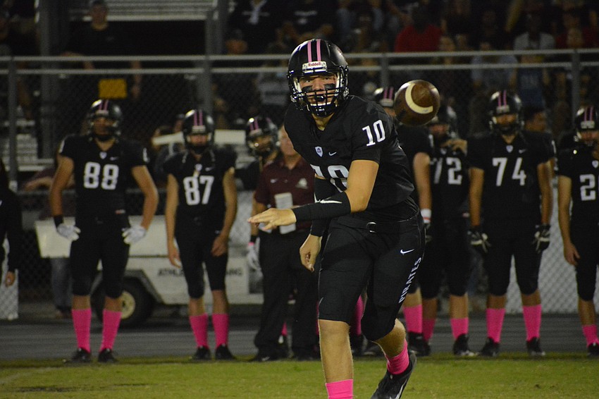 Bryan Gagg pitches the ball to his running back on the Pirates' first possession.