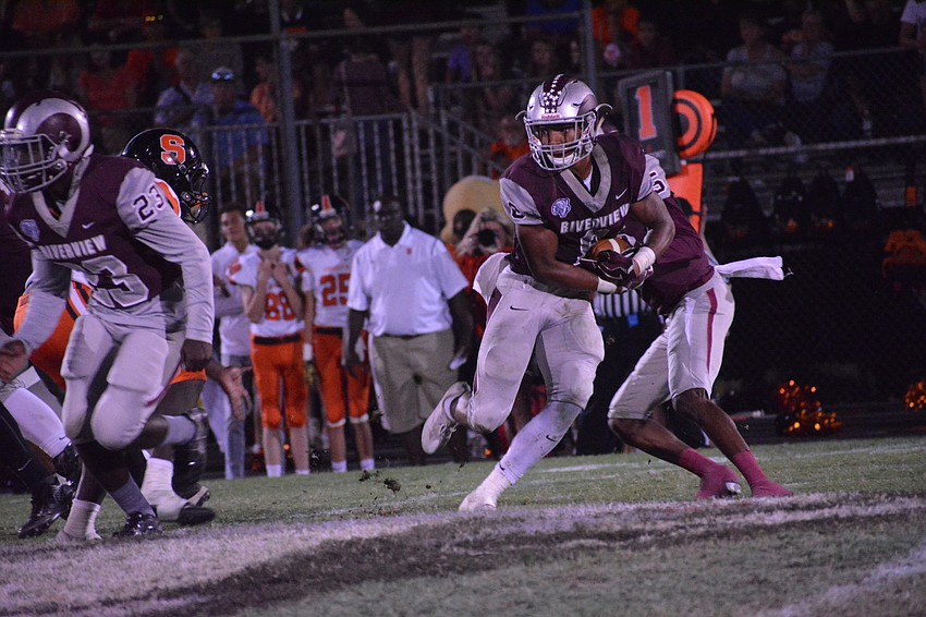 Rams senior Jamar Johnson takes a reverse handoff from Arthur Brantley IV.