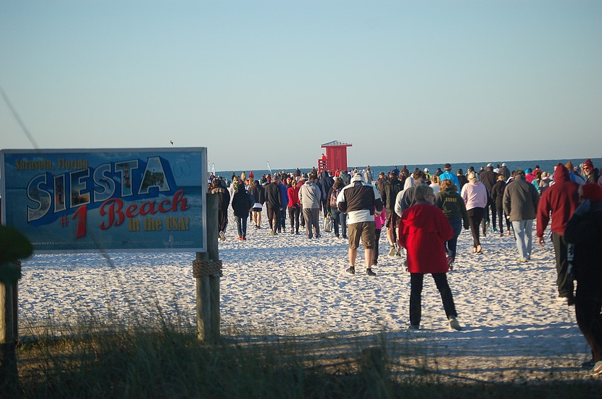 The race began at the Siesta Beach public park and ran 2.5 kilometers to the south before returning to the finish line.