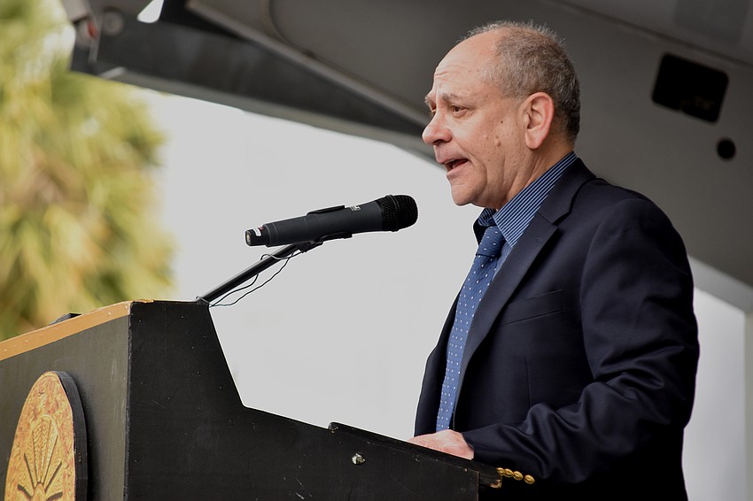 Master of Ceremonies Barry Lubin welcomes the crowd.