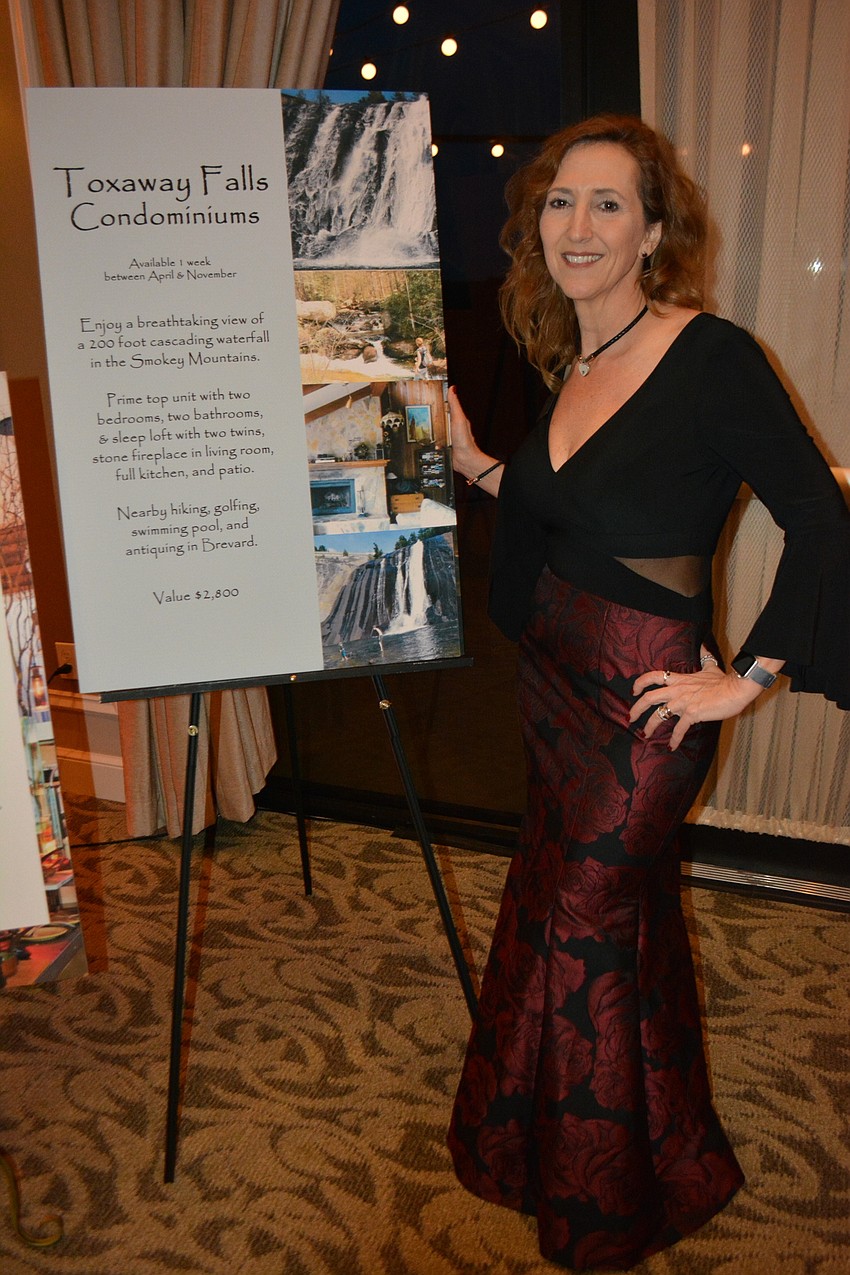 Players Managing Director Michelle Bianchi checks out a live auction item at the Smitten Gala.