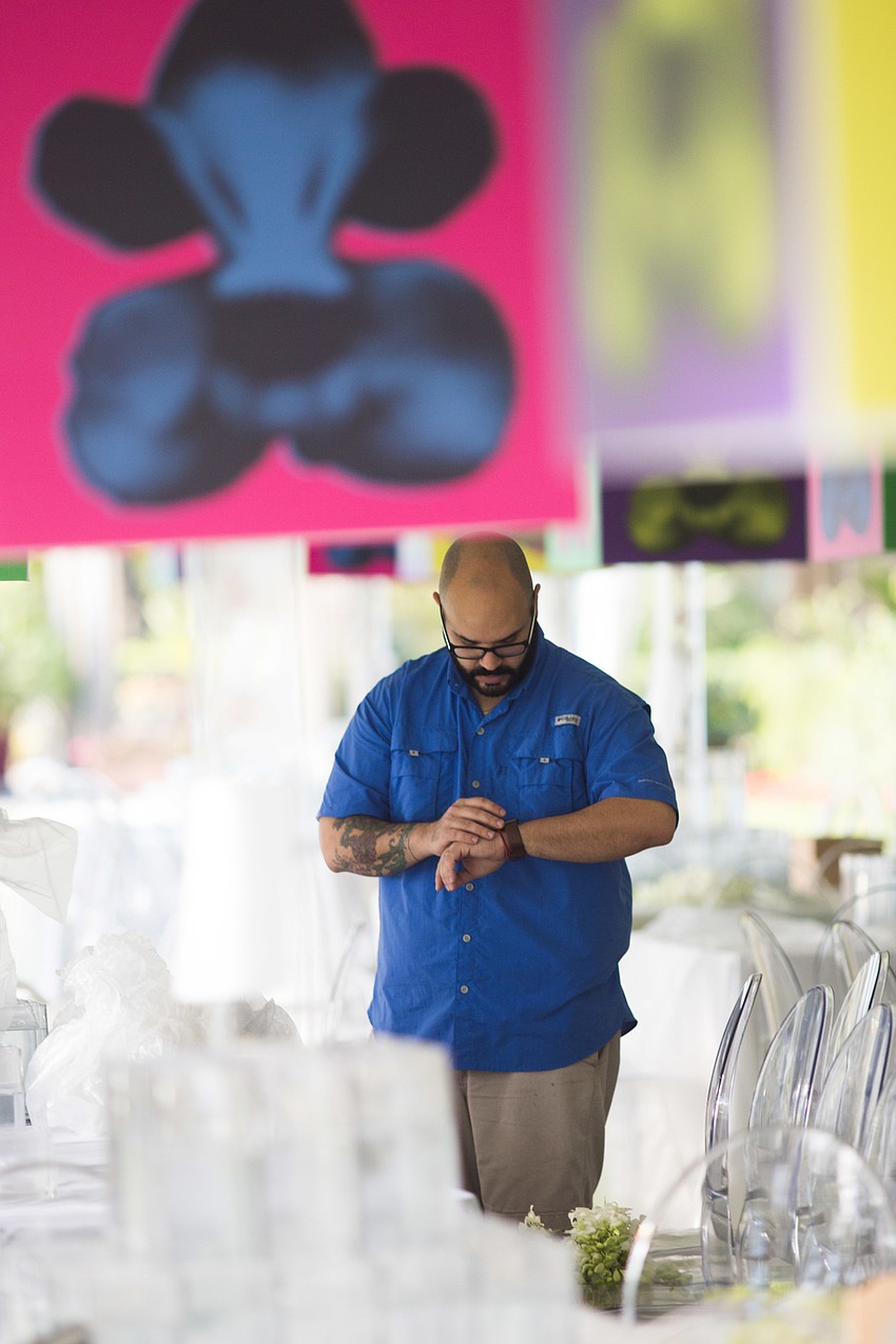 Besides the colorful lampshades, against the white decor background and decor of the tent, the 