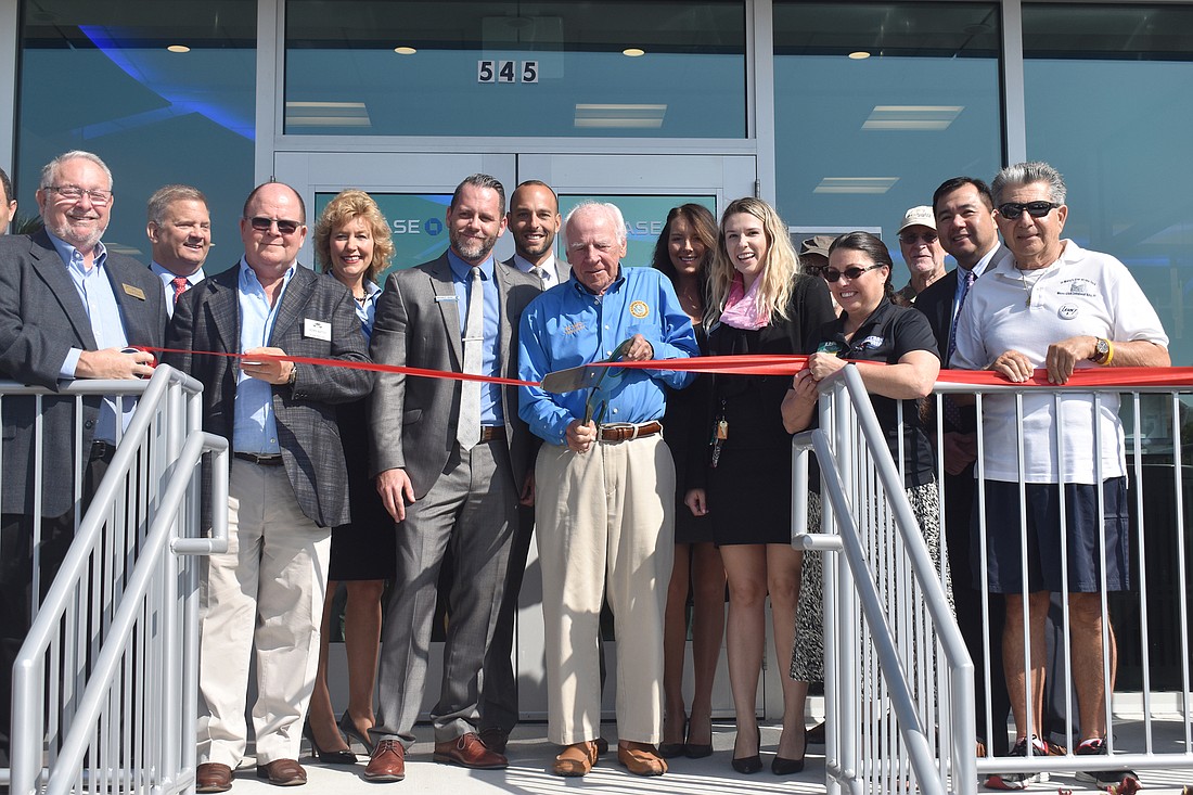 Vice Mayor Ed Zunz cuts the ribbon on the new Chase branch with Chamber members and Chase staff.