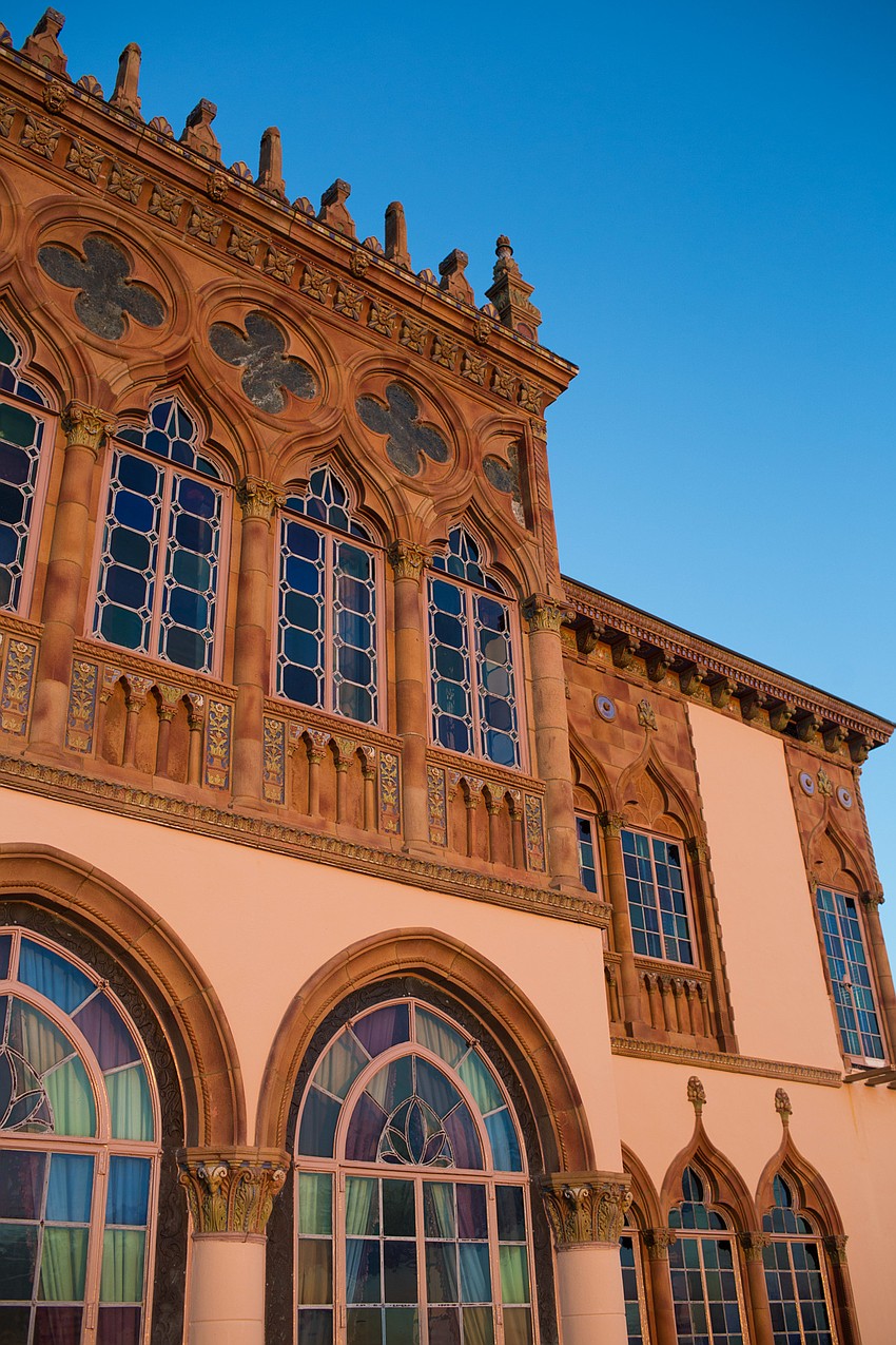 The cocktail hour was held on the Ca d’Zan patio.