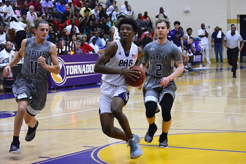 Jordan Clark gets into the paint for a first-quarter bucket.