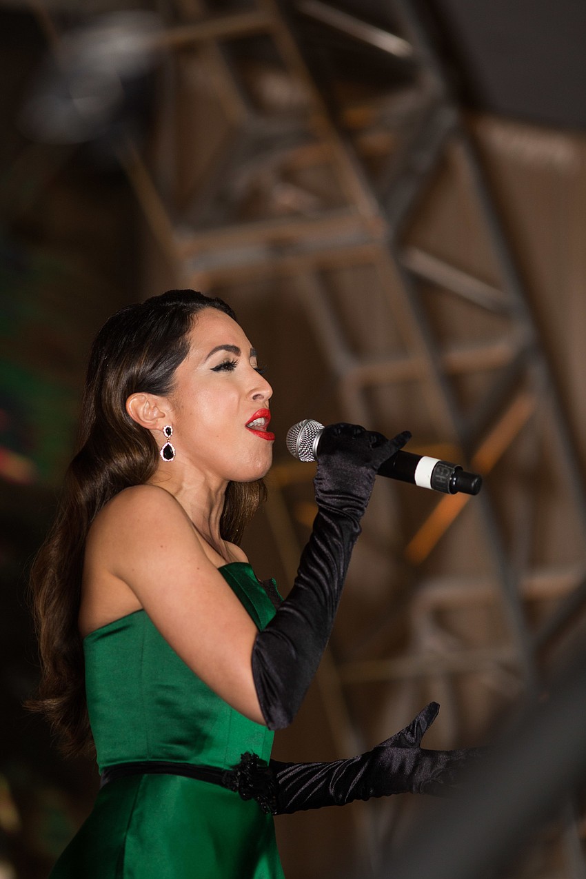 Guest artist Ana Isabelle gave a special performance before dinner.