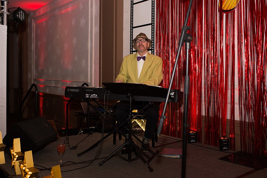 Bill Buchman entertained guests with jazz music throughout cocktail hour.