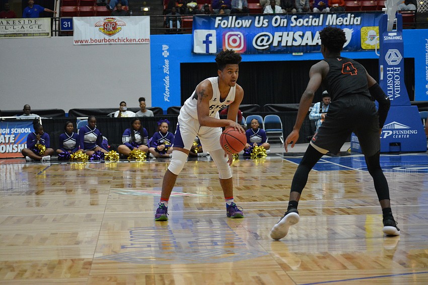 Jordan Curtis squares up a Leesburg defender.