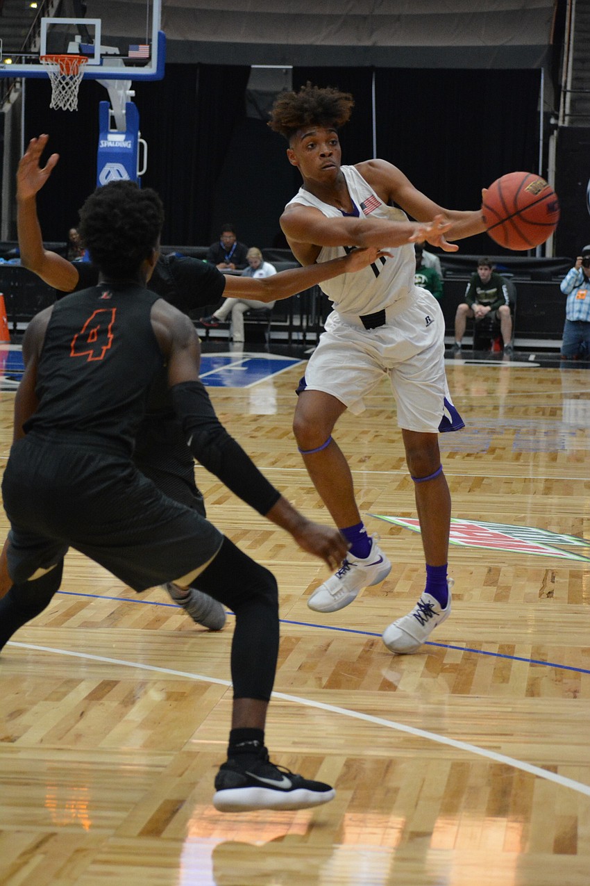 Johnnie Williams IV passes to a teammate.