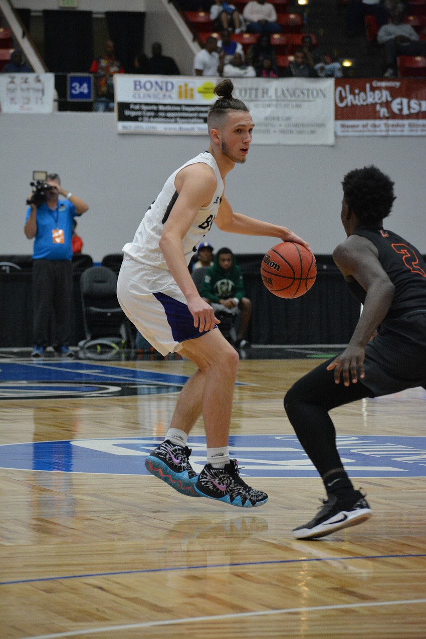 Hudson Gough crosses over a defender in the first quarter.