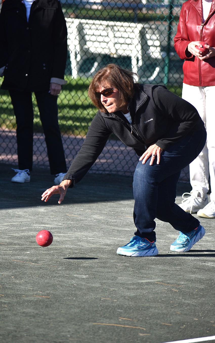 Lisa Schwartz points the ball.