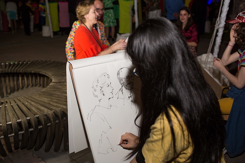 Rui Zhou sketches a couple.