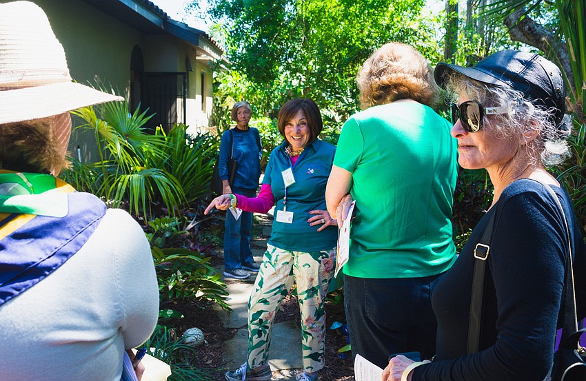 Karen Pariser informs visitors about her garden's native Florida plants.