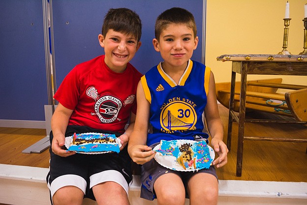 Jacob Feldman and Gabe Yamada enjoy their matza.