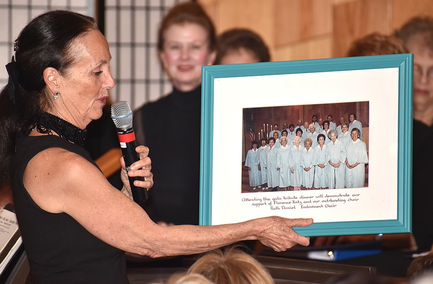 Organist and Choir Director Ann Stephenson-Moe shows the crowd a photo of an early Temple Beth Israel choir.