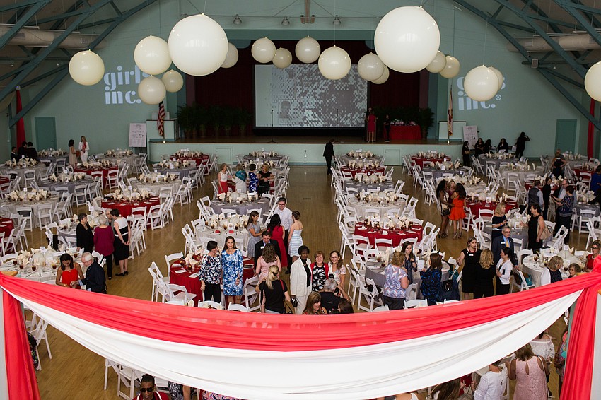The auditorium had pearl balloons hanging from the ceiling.