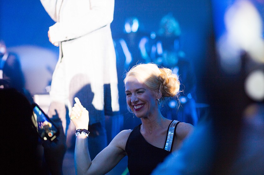 Chairwoman Ariane Dart takes a photo with Jason Derulo on stage.