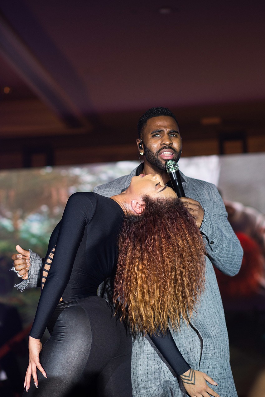 Jason Derulo also had many dancers on stage with him.