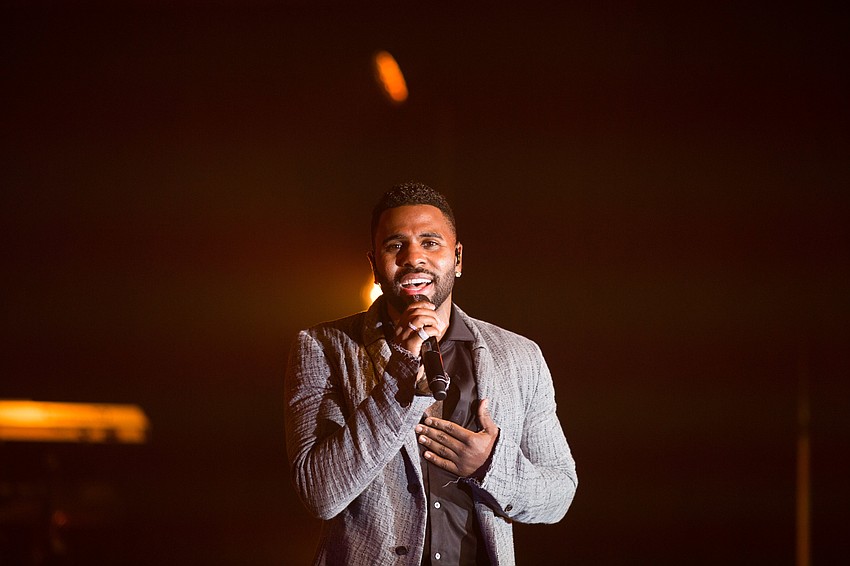 Jason Derulo sings hit song 