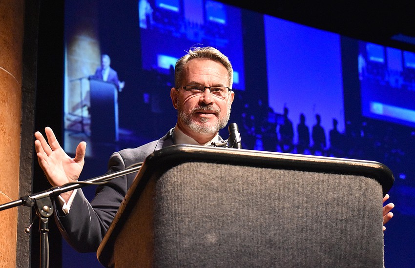 Herb Hofmann II welcomes the crowd.