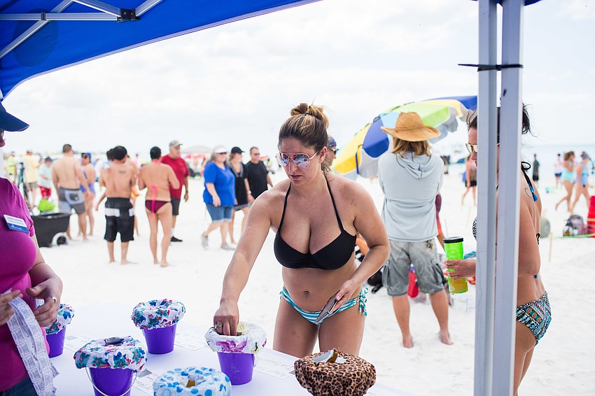 Tiffany Kata votes for her favorite sculpture.