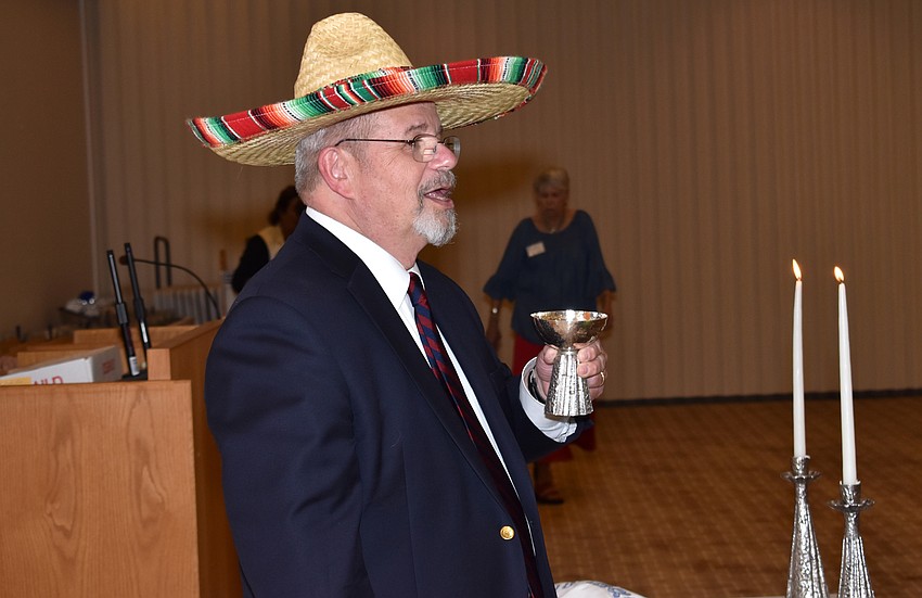 Rabbi Stephen Sniderman opens the dinner with a prayer.