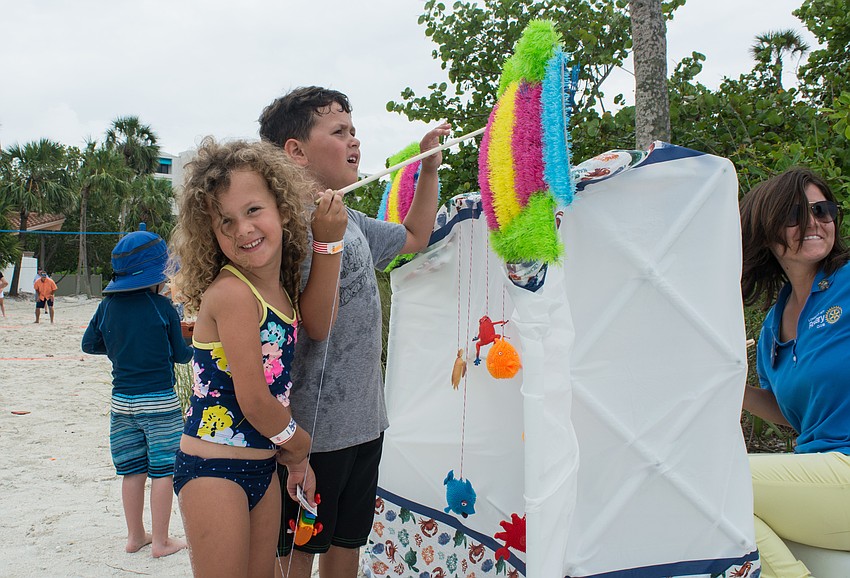 Madison and Jayden Rivera play a fishing game.