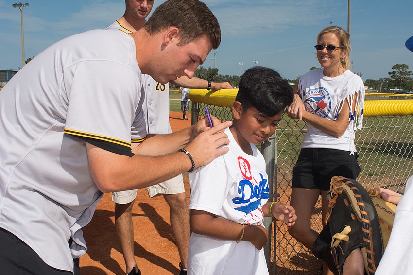 Kevin Morales gets his shirt signed by Jordan Jess of the Bradenton Marauders.