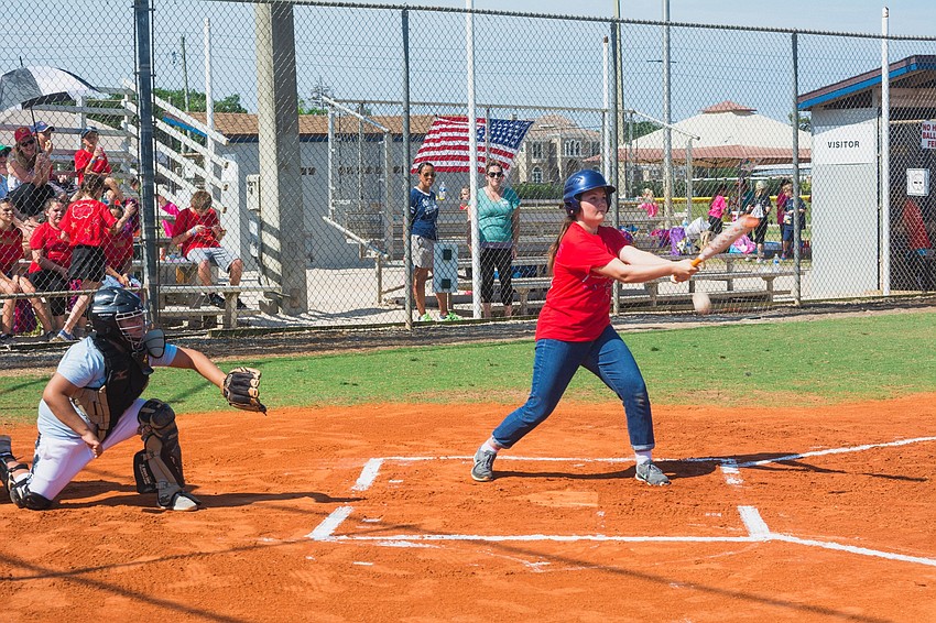 Emily Knoles swings her bat for the Atlanta Braves.