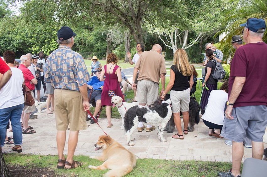 The families and their dogs gathered together as a group to hear the Jewish teachings about pet companionship.