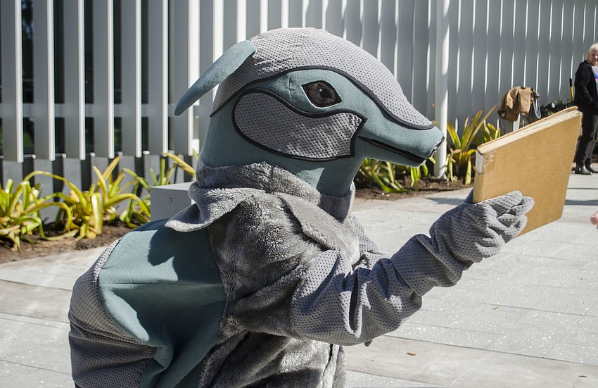 Ringling College of Art and Design'    s mascot, Remmy the Armadillo, helps pass books from Kimbrough Library to Alfred R. Goldstein Library.