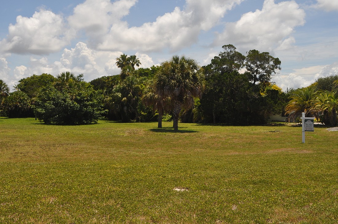 The Mote Scientific Foundation aims to sell a a vacant lot on Longboat key for $1.35 million.