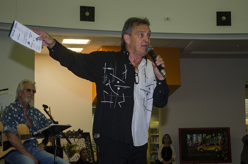 Event organizer Kenney DeCamp thanks attendees of the Looking into the Crystal Ball fundraiser for supporting Selby Library.