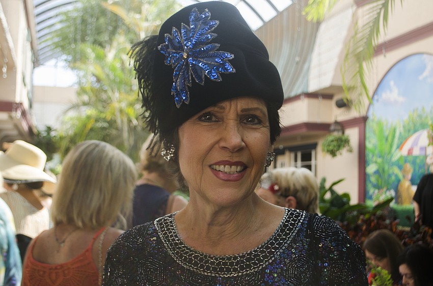 Jan Zipper models fashions from the 1920s.