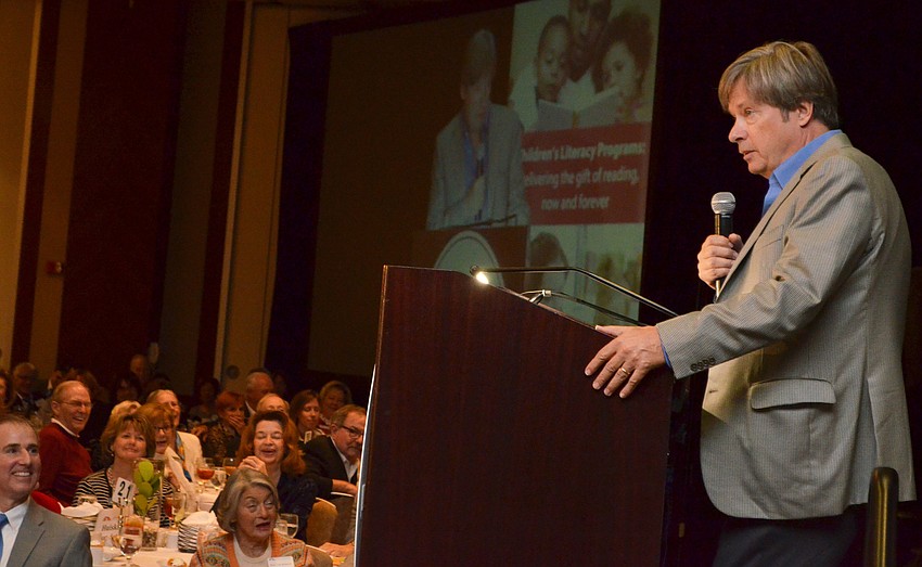 Dave Barry cracks jokes for the crowd.