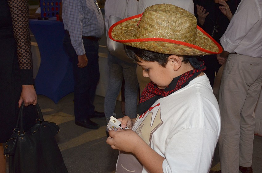 Holden performs a card trick for Joanne Forch, Lt. David Scott, Erik Arroyo and Star Allen.