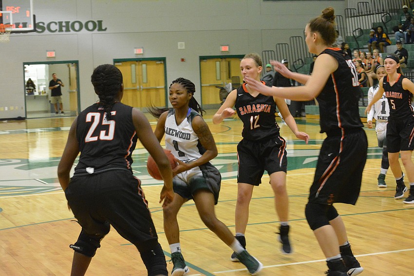 Senior Shauntavia Green looks for someone open.