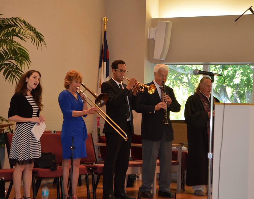 Jordana Tolsky sings along as Louise Wilson, James Suggs and Tony Swain play “Amazing Grace.”